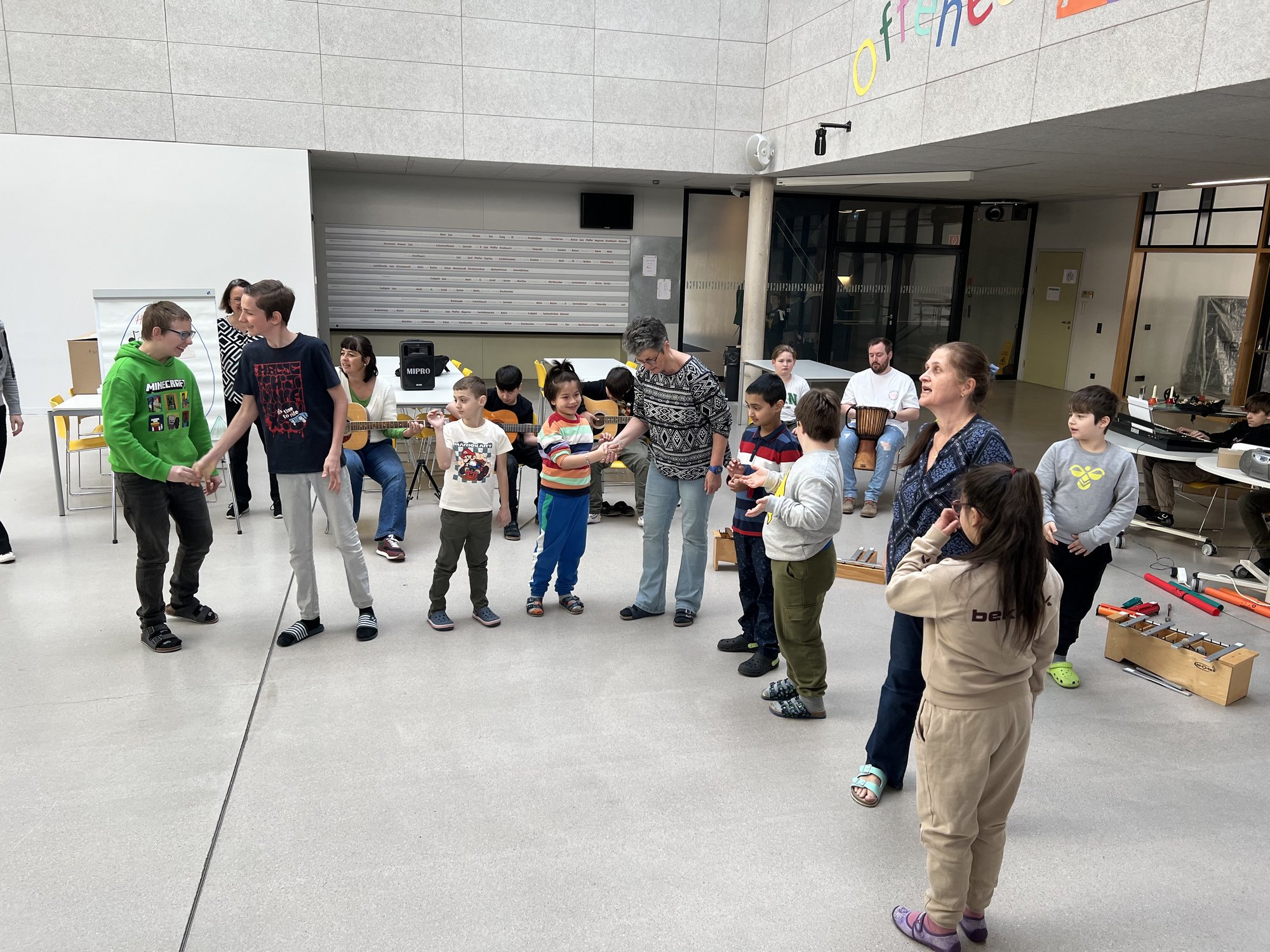 Es wird wieder heiß diskutiert, alle wollen zu Wort kommen, nur geht sich das nicht immer aus. Liebe Schüler:innen bitte das Postkasterl benutzen.