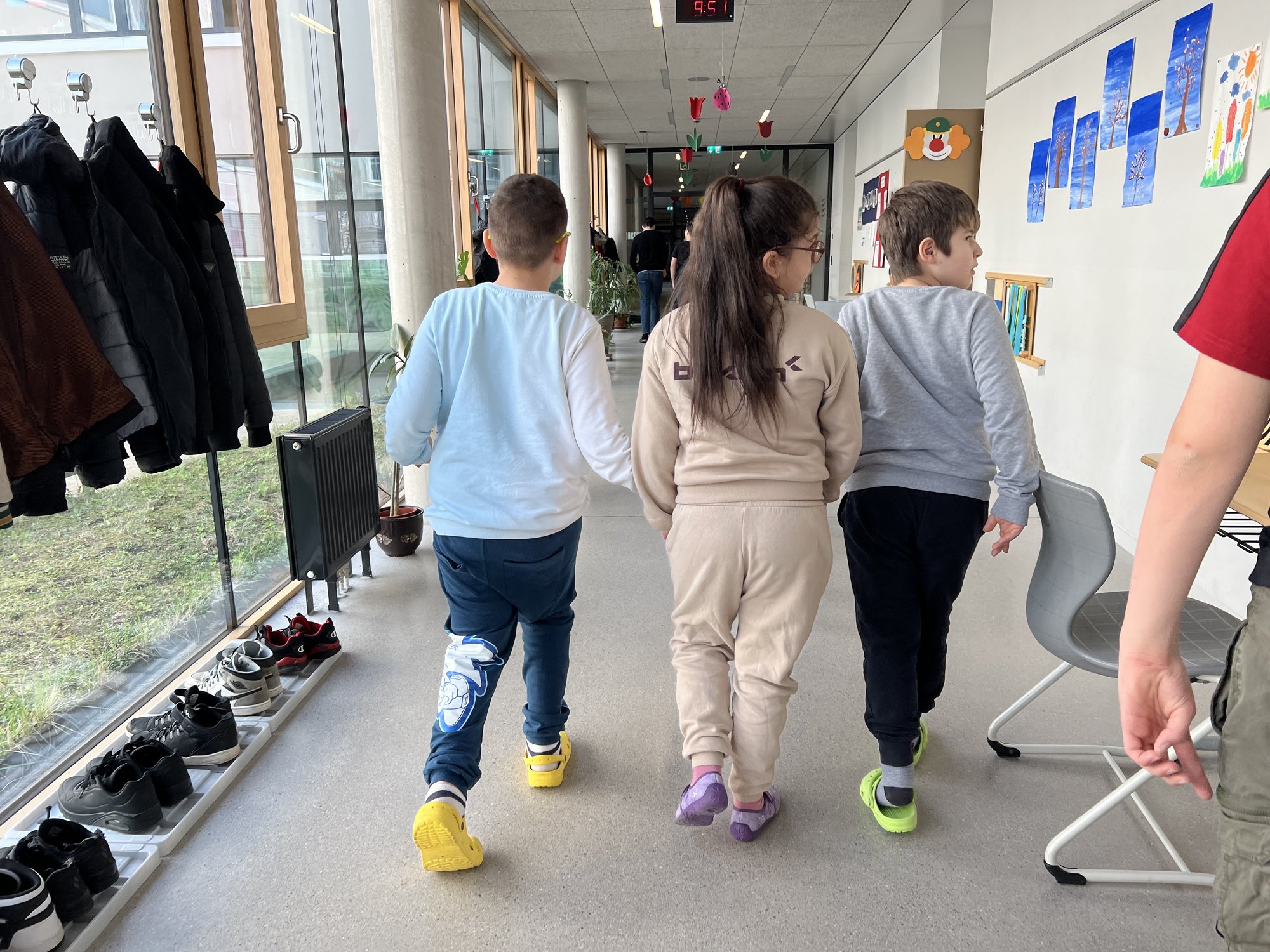 Es wird wieder heiß diskutiert, alle wollen zu Wort kommen, nur geht sich das nicht immer aus. Liebe Schüler:innen bitte das Postkasterl benutzen.