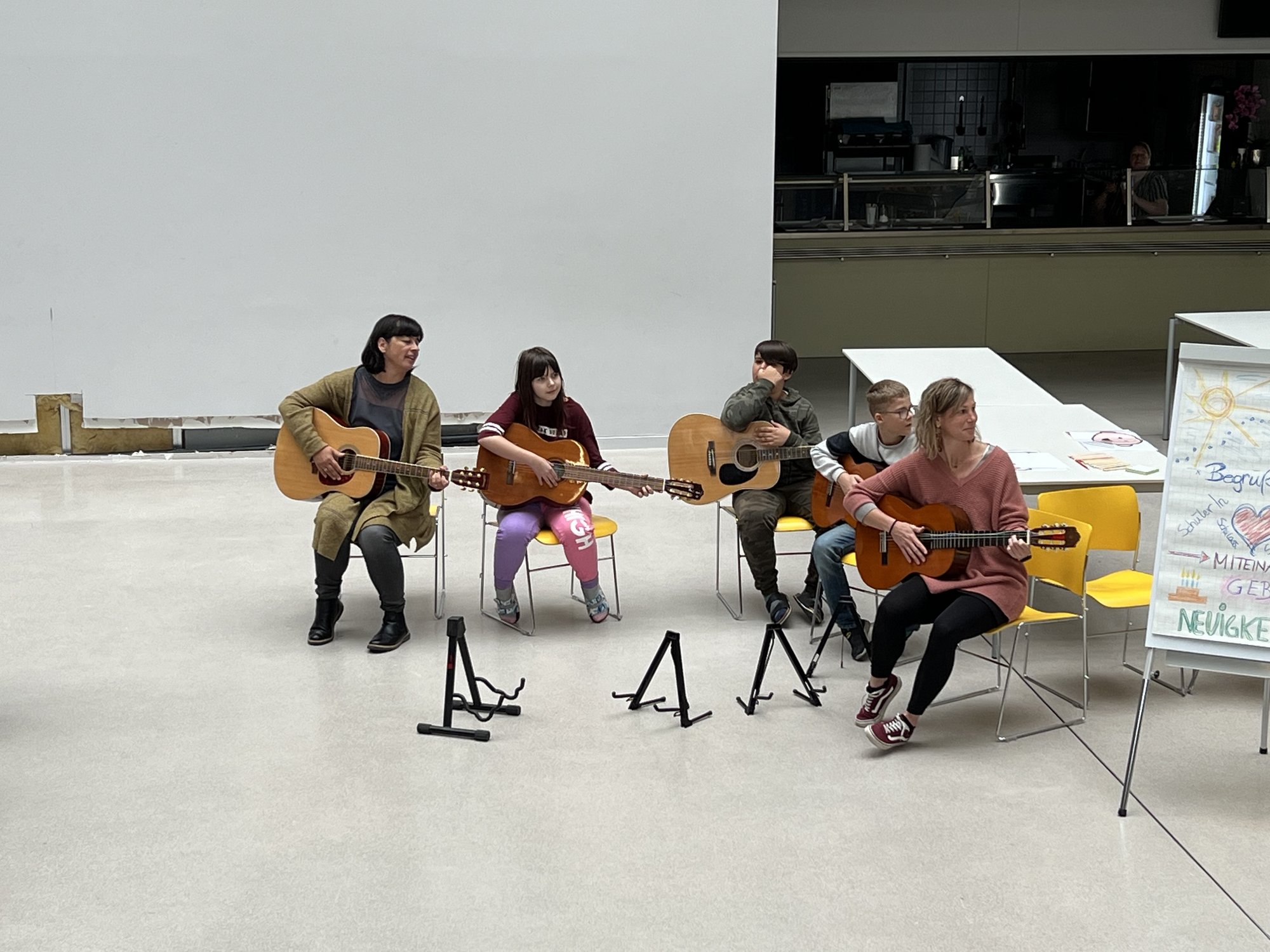 Wir singen, tanzen, begrüßen und teilen Neuigkeiten miteinander. Auch der Trommelworkshop hat etwas zu präsentieren.
