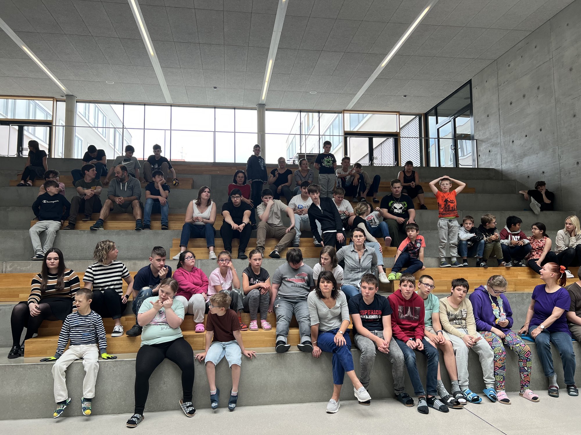 Wichtige Themen werden heute bei unserem Parlament besprochen: Allen voran die Sommersportwoche - worauf sich alle Schüler:innen sehr freuen. Das Inklusionssportfest - danke Frau Lehrerin Plank für dein Engagement.