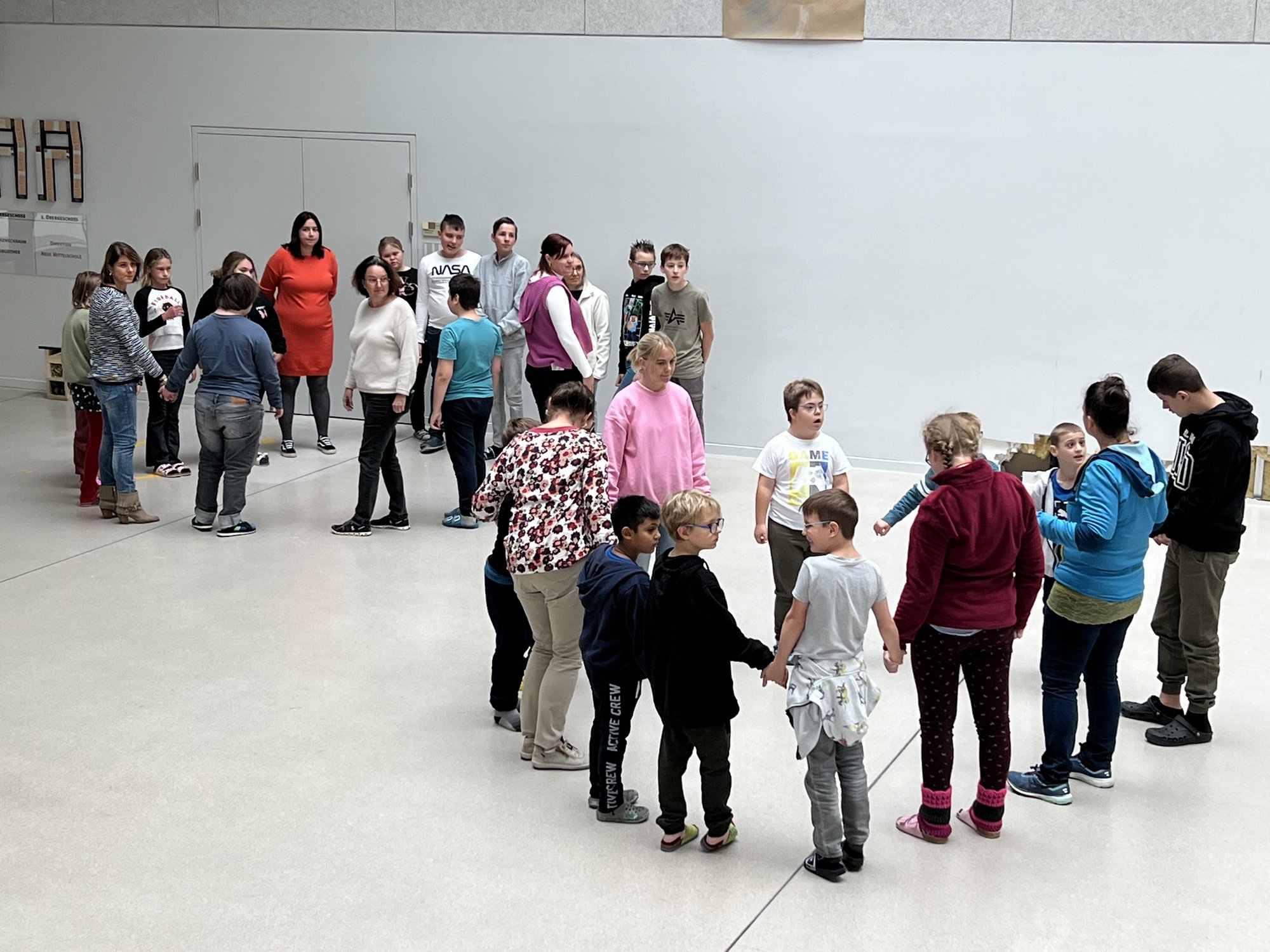Wir singen, tanzen, begrüßen und teilen Neuigkeiten miteinander. Auch der Trommelworkshop hat etwas zu präsentieren.