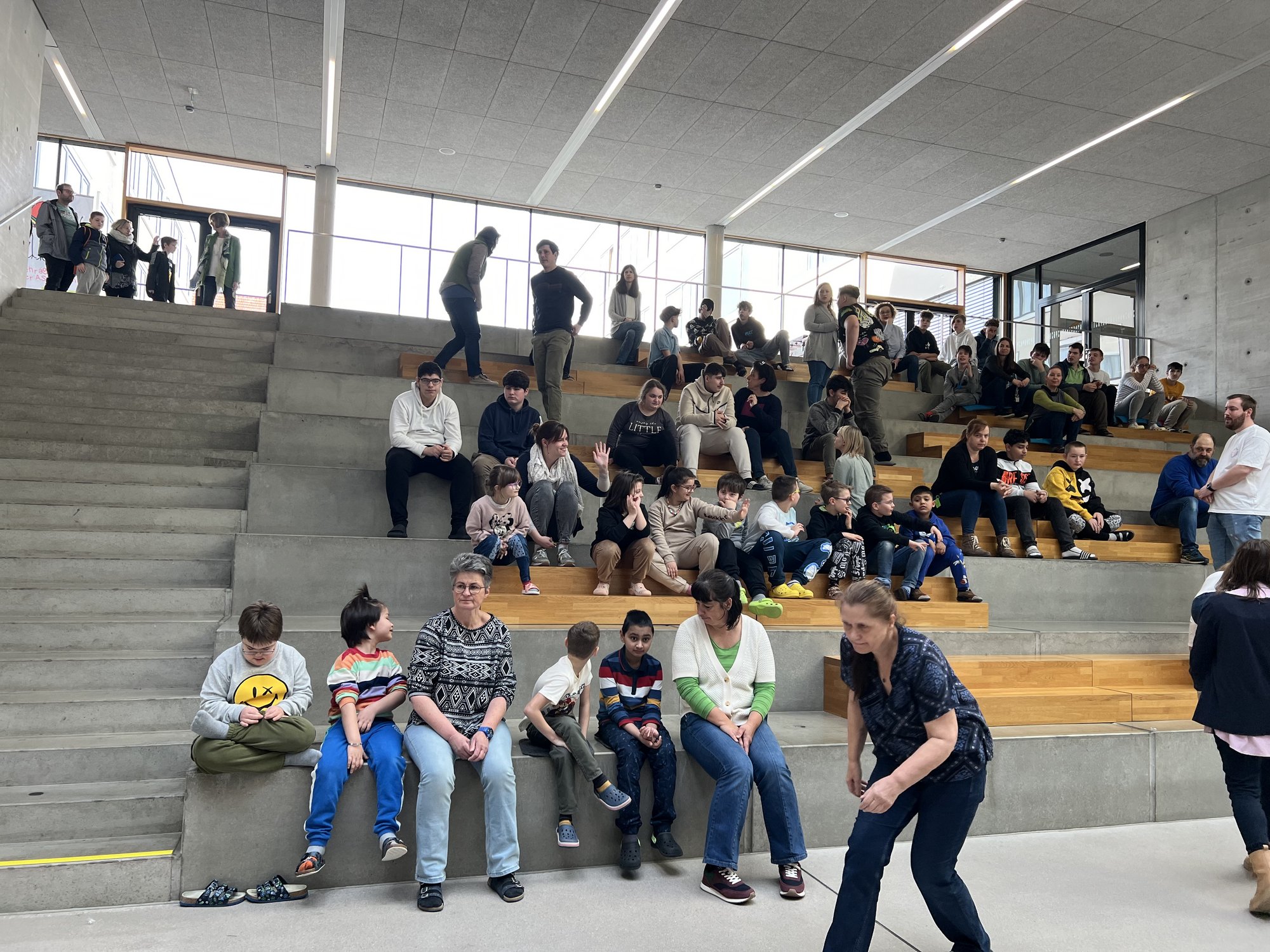 Es wird wieder heiß diskutiert, alle wollen zu Wort kommen, nur geht sich das nicht immer aus. Liebe Schüler:innen bitte das Postkasterl benutzen.