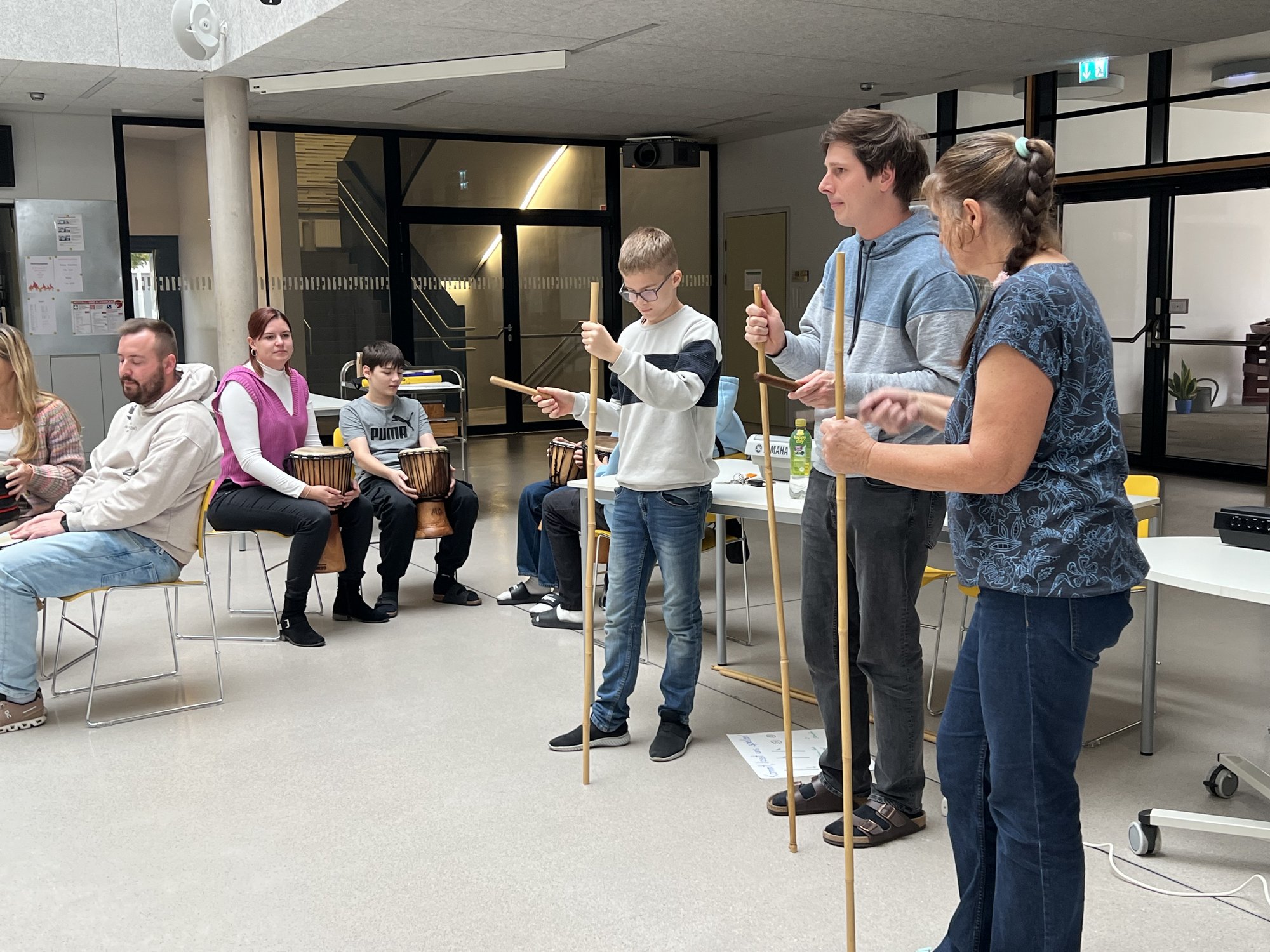 Wir singen, tanzen, begrüßen und teilen Neuigkeiten miteinander. Auch der Trommelworkshop hat etwas zu präsentieren.