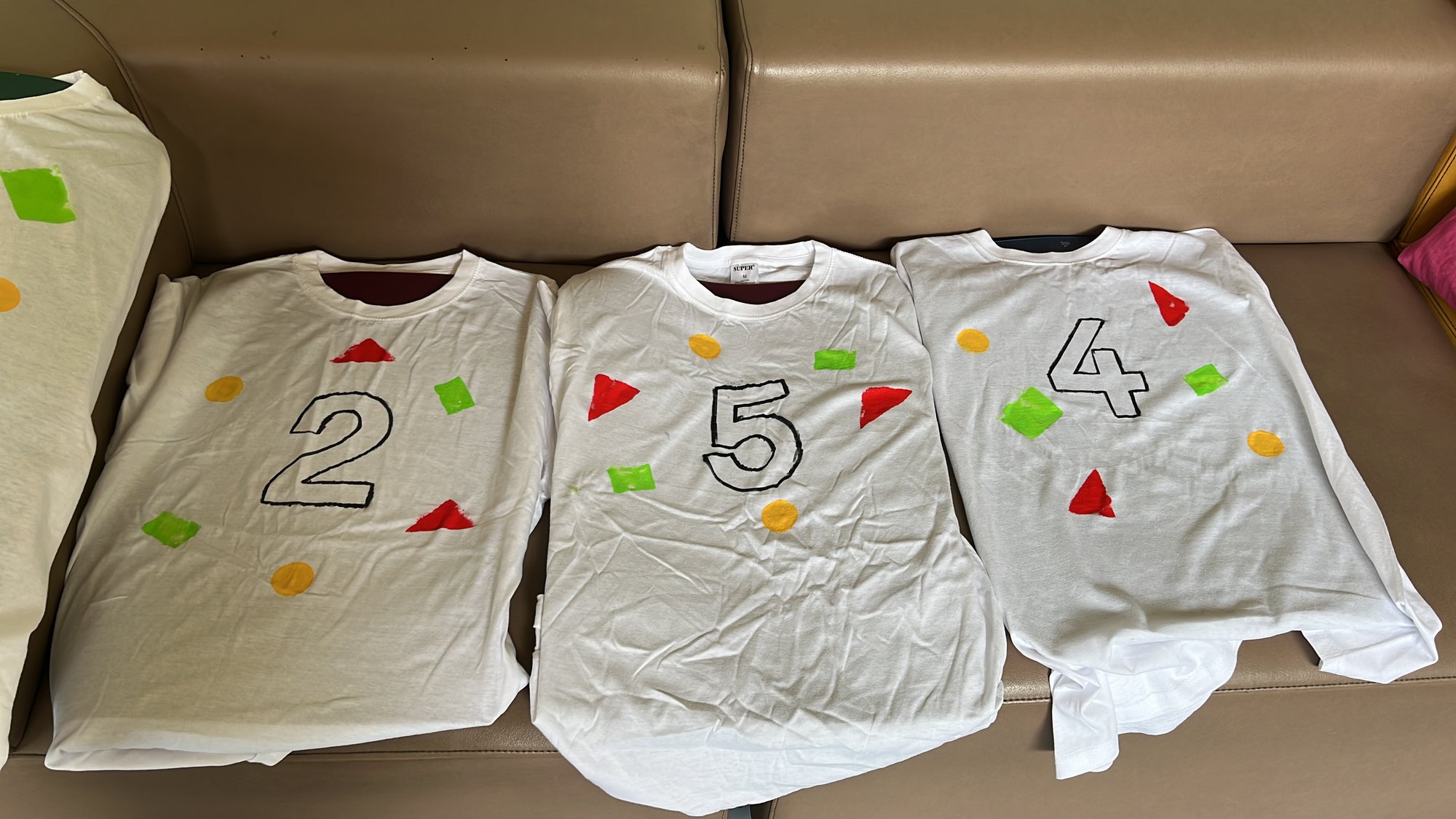 Wir helfen bei den Vorbereitungen und drucken die T-Shirts für die Gruppenleiter:innen beim Inklusionssporttag! Gemeinsam haben wir 44 Shirts gestaltet.