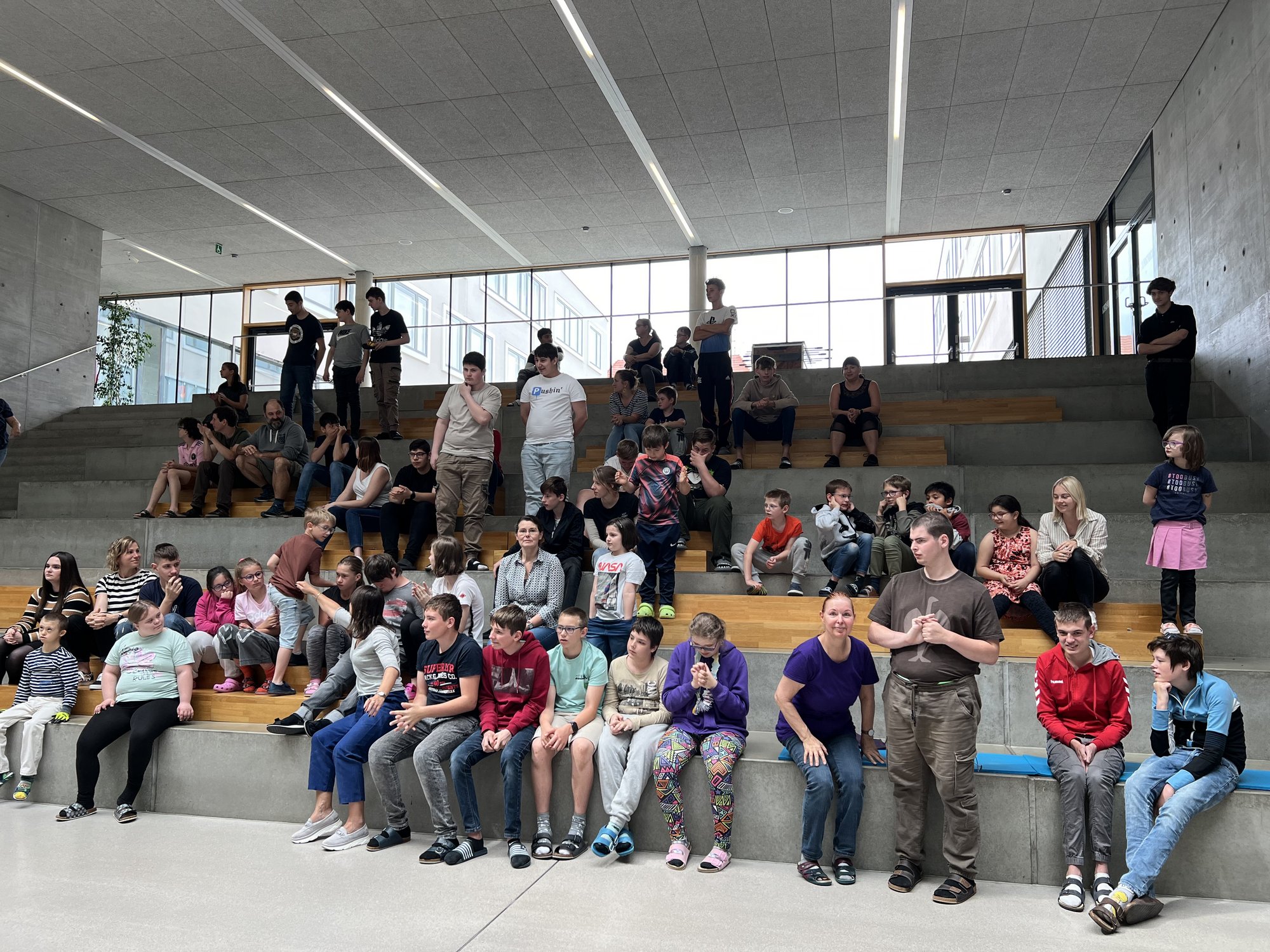 Wichtige Themen werden heute bei unserem Parlament besprochen: Allen voran die Sommersportwoche - worauf sich alle Schüler:innen sehr freuen. Das Inklusionssportfest - danke Frau Lehrerin Plank für dein Engagement.